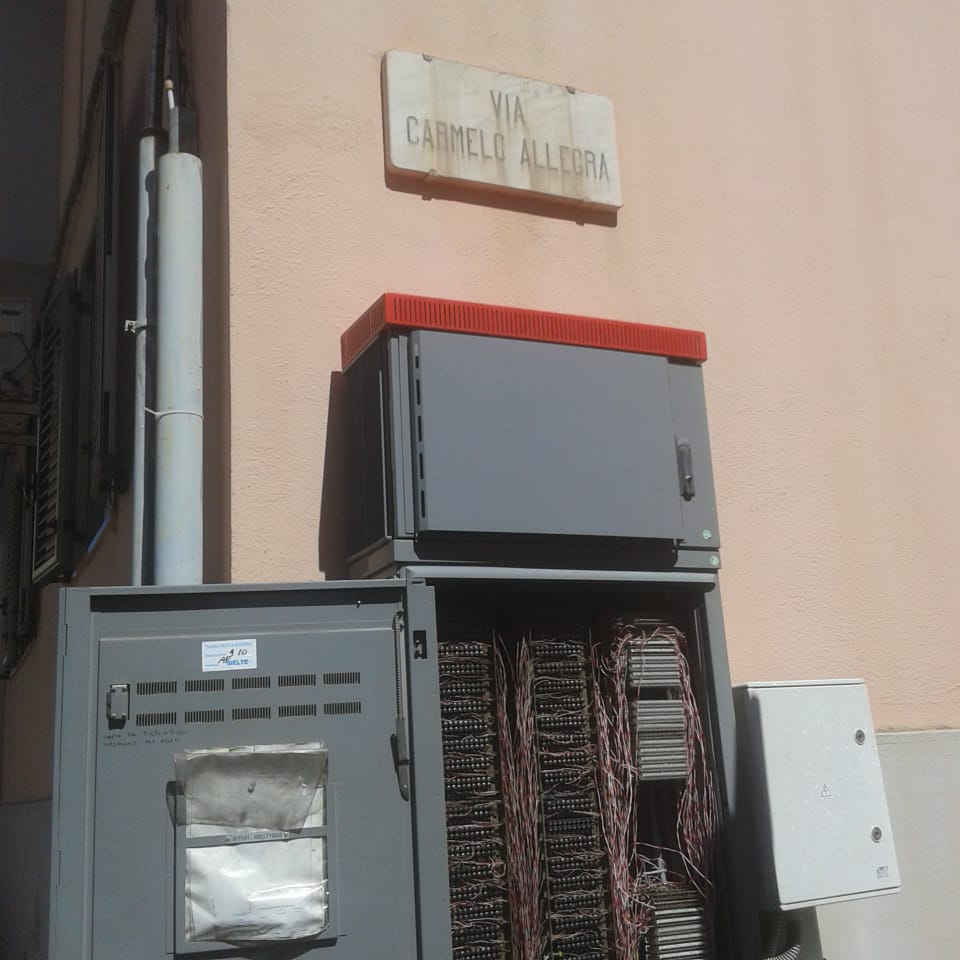 Cabina spalancata, nessuno la vede?