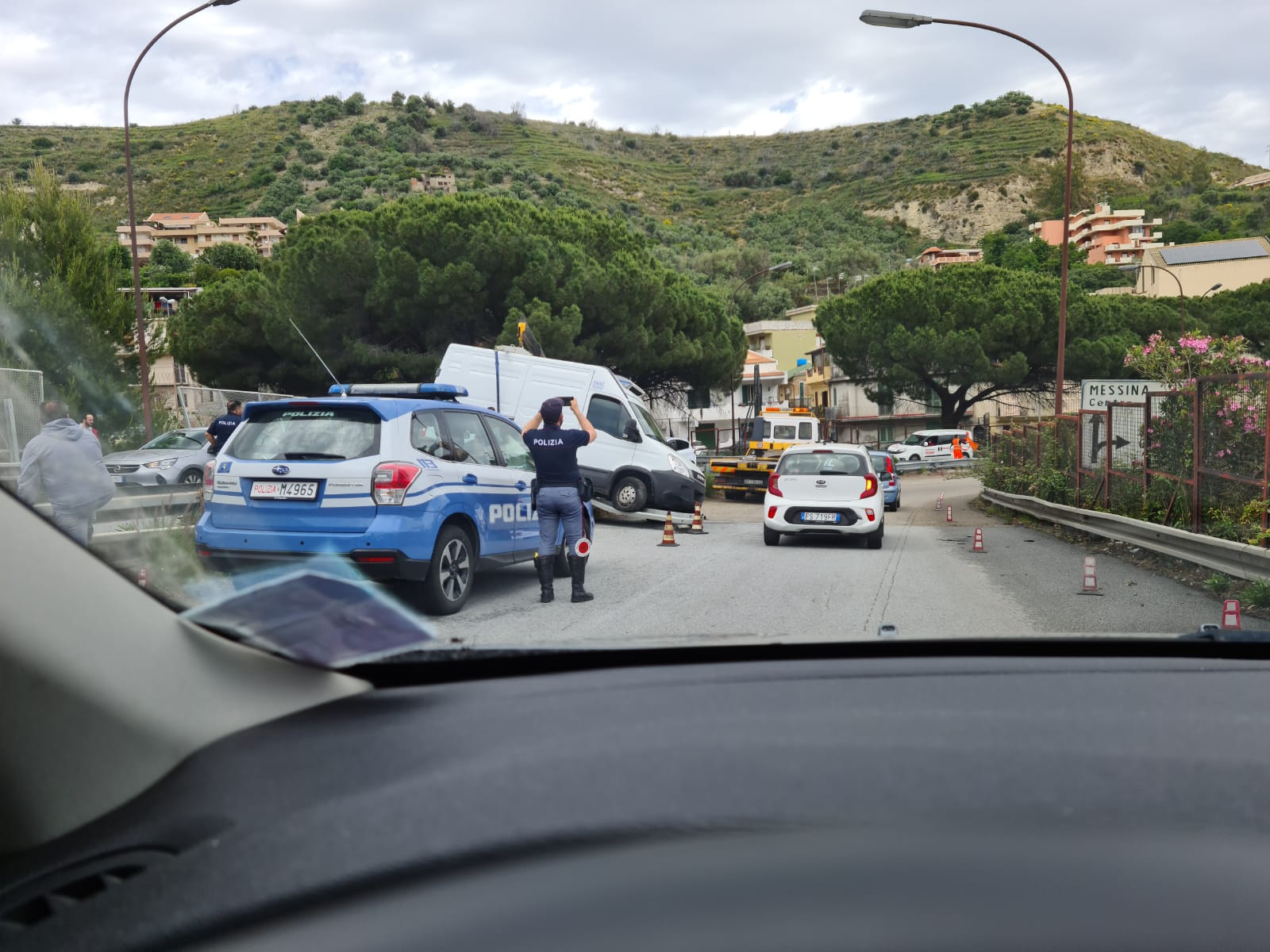Messina centro, furgone finisce nello spartitraffico