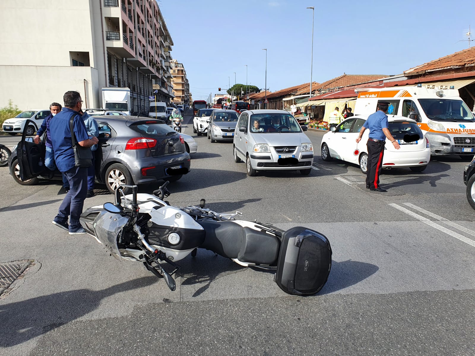 Scontro auto-moto, centauro in ospedale