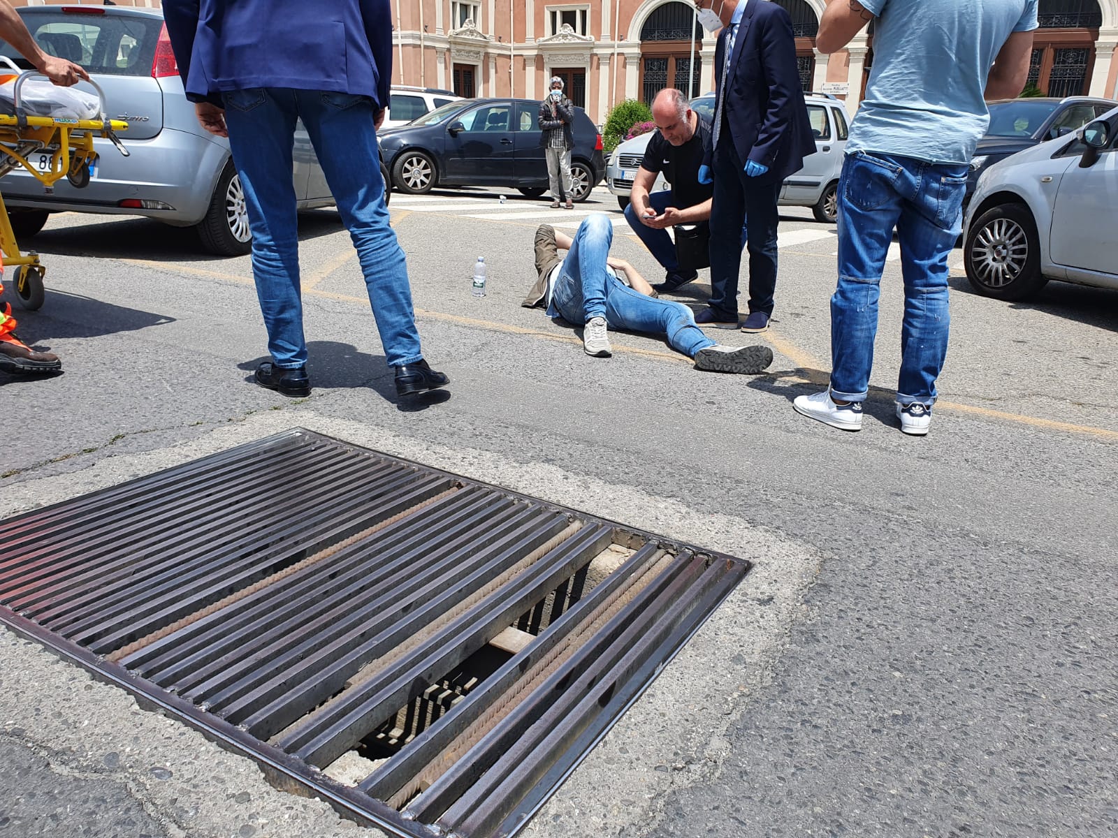 Finisce con una gamba nella grata: ferito poliziotto