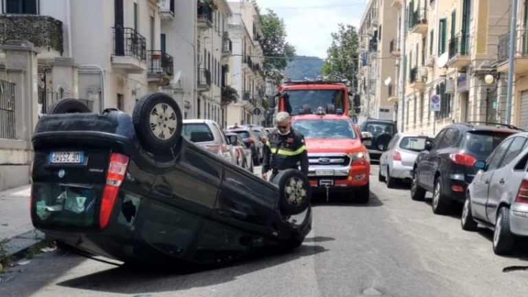 Auto si ribalta, donna finisce in ospedale