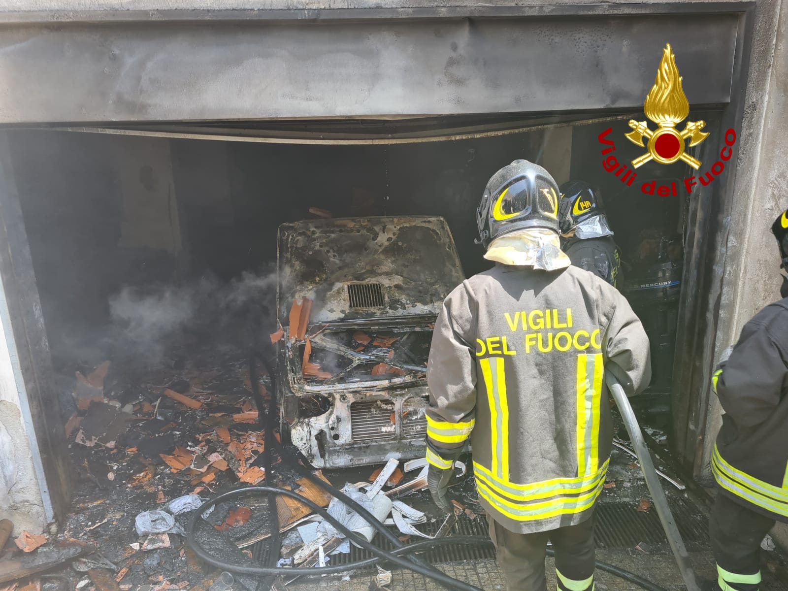 Spadafora: garage in fiamme, due auto danneggiate