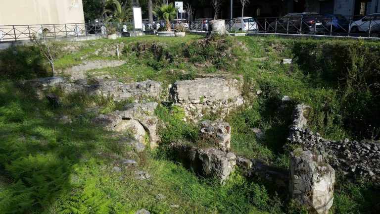 Largo San Giacomo, sterpaglie nascondono la storia