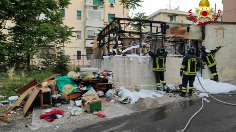 Baracca in fiamme nel rione Santa Chiara