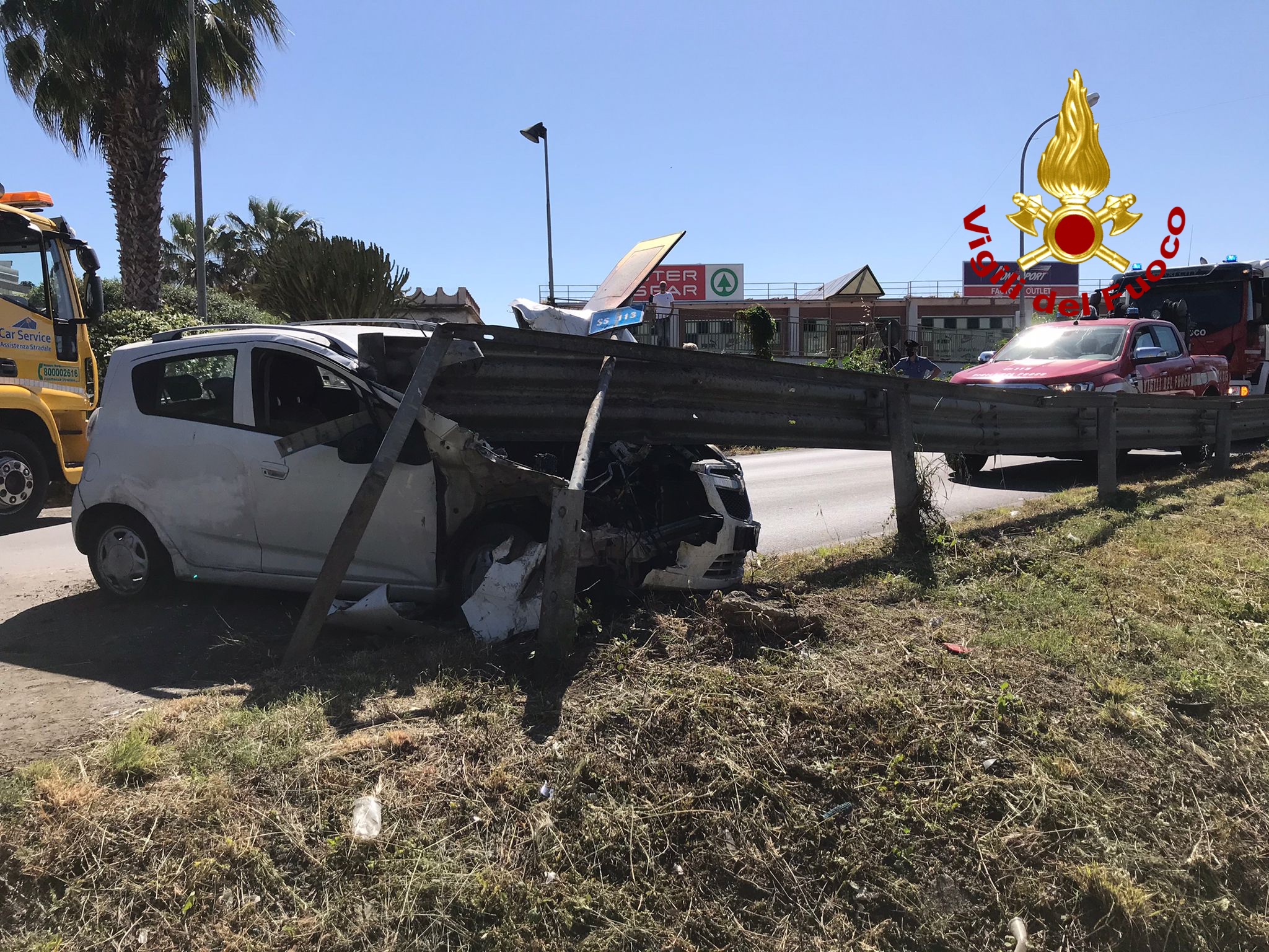 Monforte Marina, auto finisce contro il guardrail