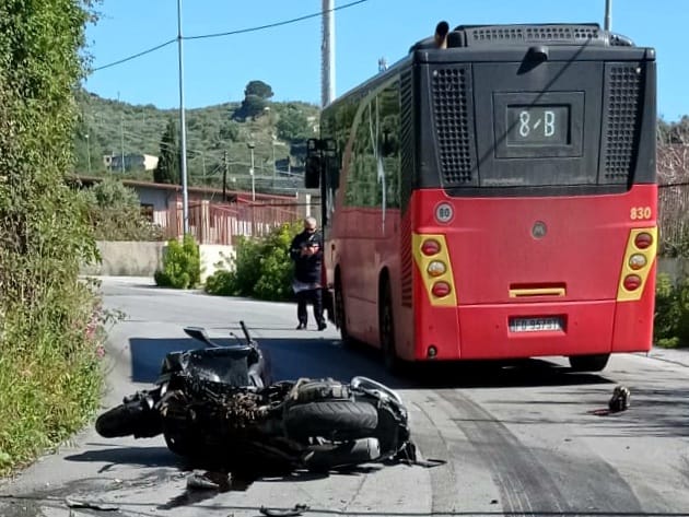 Scontro bus-moto, centauro in gravi condizioni