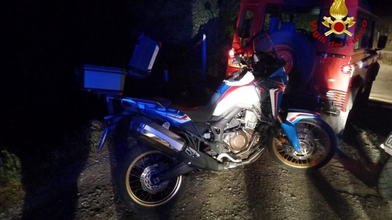 Motociclisti si perdono nel bosco, salvati dai VdF