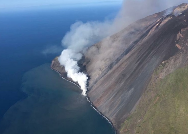 Stromboli, colata lavica verso il mare