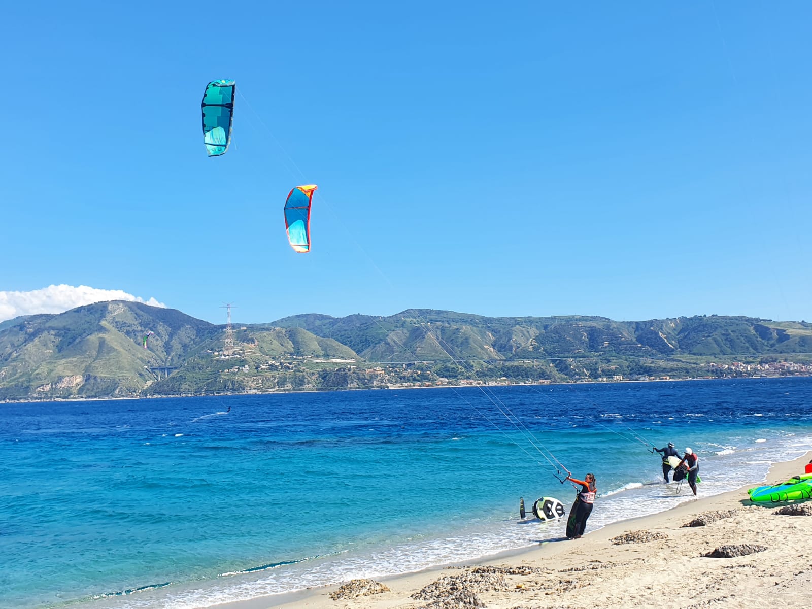 Prima giornata estiva a Messina: la gente si riversa sulle spiagge