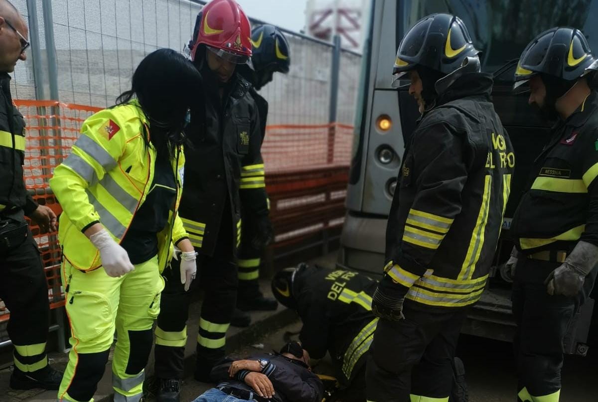 Corre e finisce sotto il tram, tragedia sfiorata sul viale della Libertà