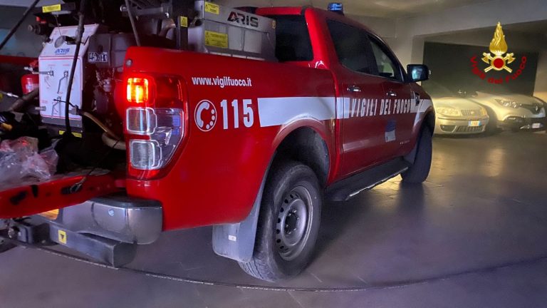 Capannone in fiamme, intervengono i Vigili del fuoco