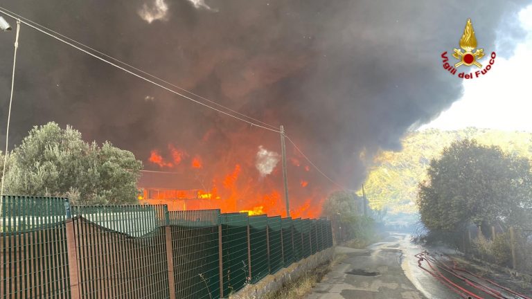 Paura, incendio minaccia le case