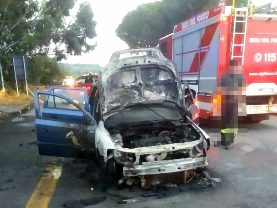 A20, auto in fiamme ai caselli di Villafranca