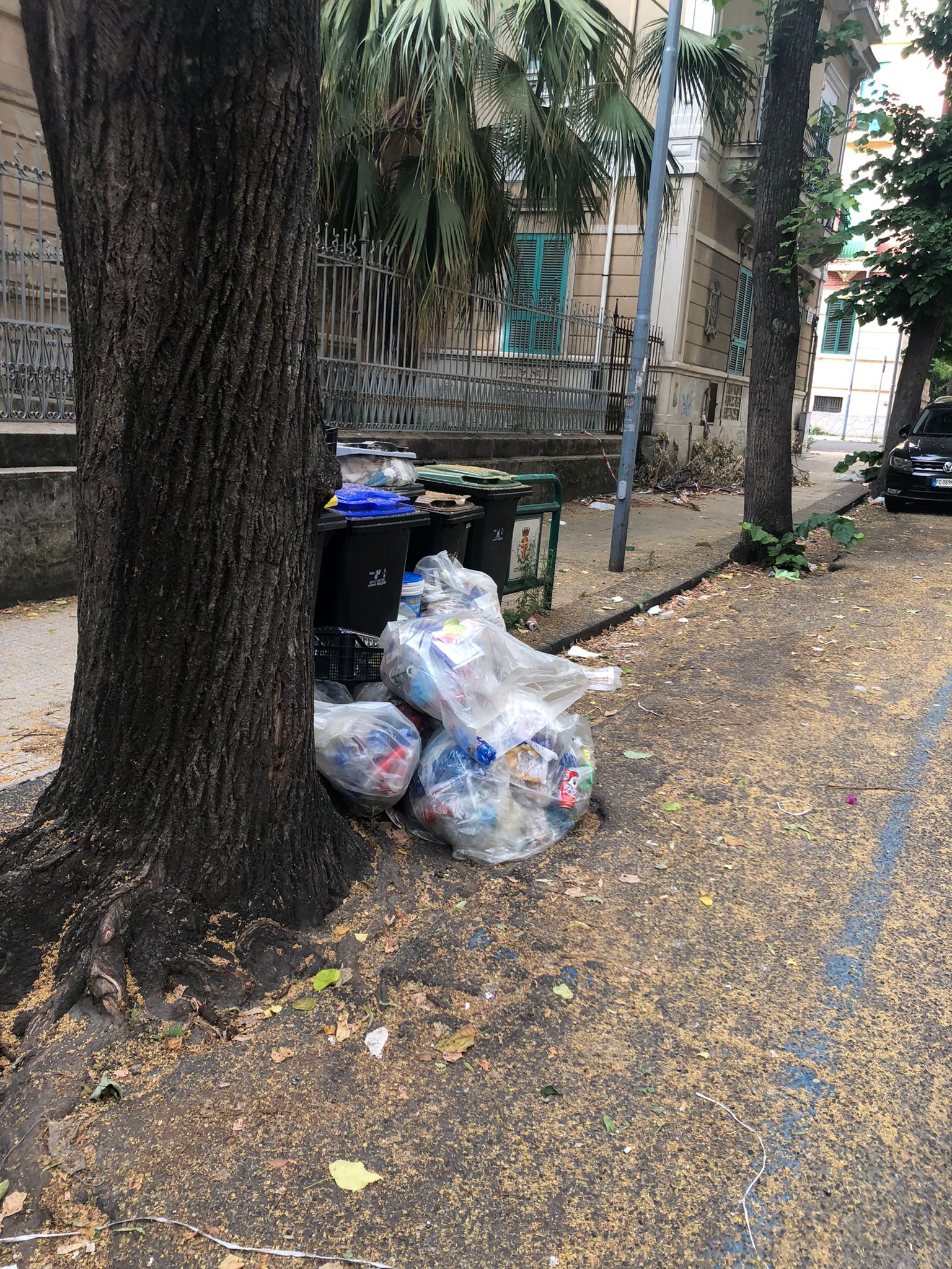 Duomo, pattumiere stracolme di rifiuti