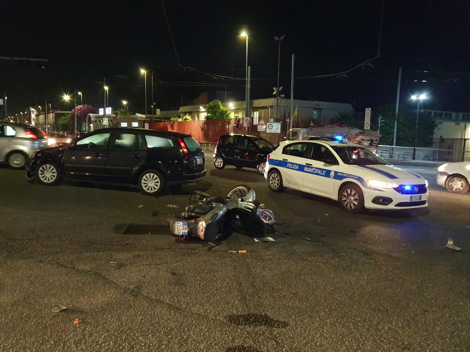 Scontro auto-scooter su viale Gazzi