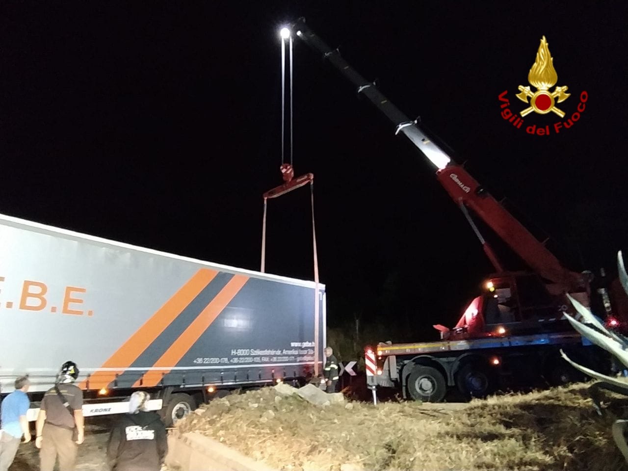 Tir giunge a Gesso e si incastra in un tornante