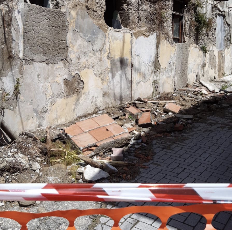 Via Ascoli Piceno, cittadini “ostaggi” in casa…