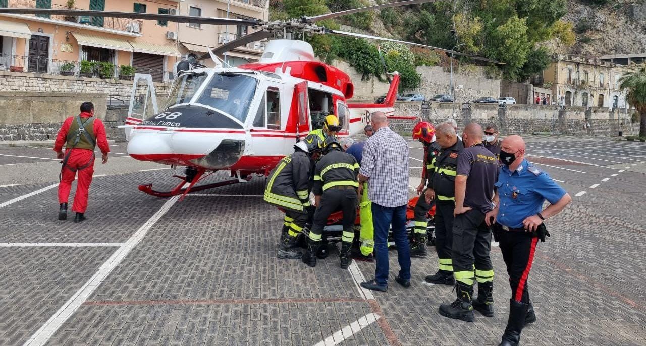 Taormina: scooterista “salta” muretto e finisce nel burrone