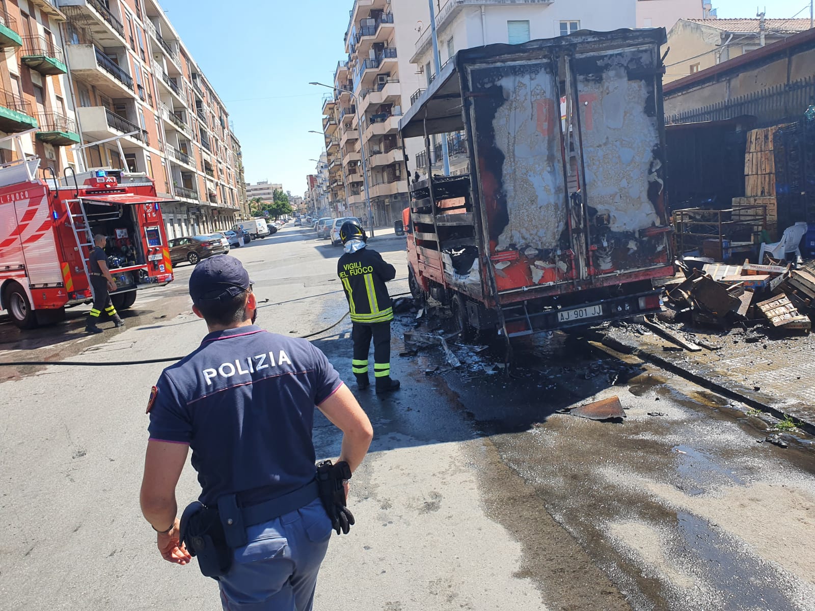 Furgone in fiamme davanti al mercato Vascone