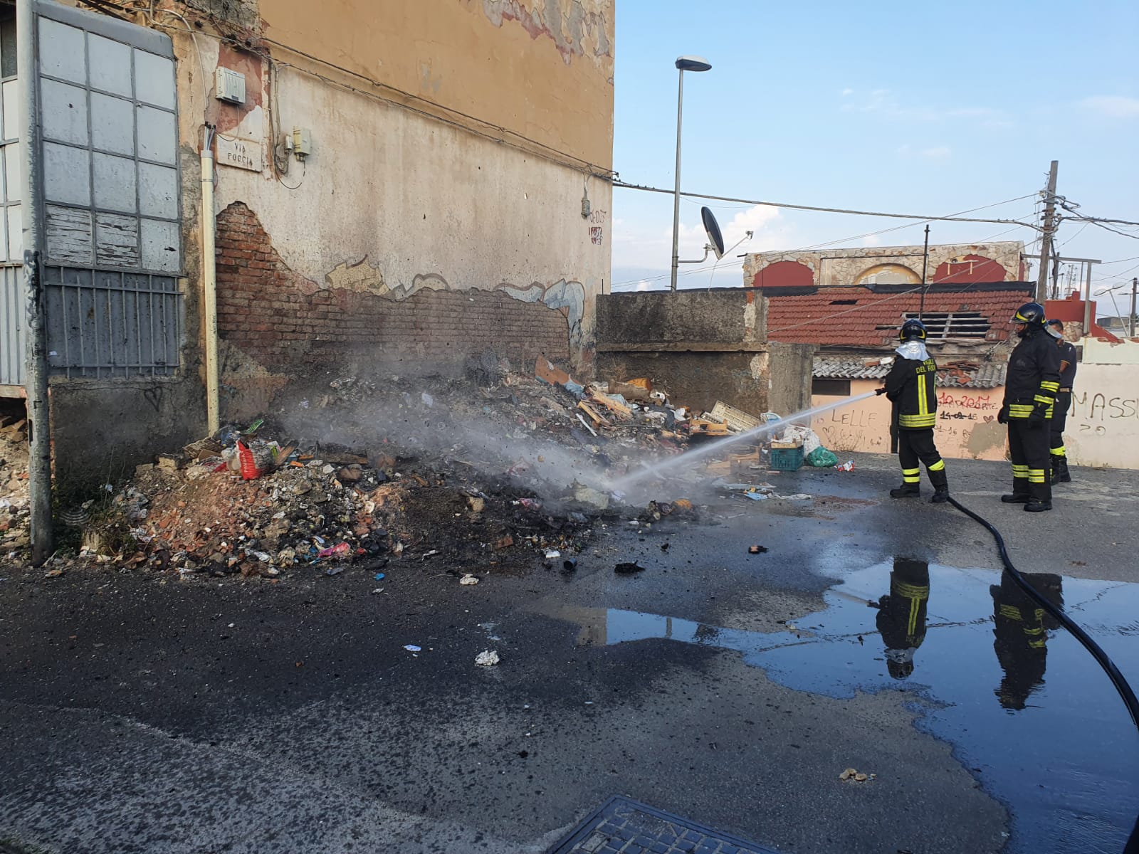 Brucia la discarica di Fondo Saccà, di nuovo