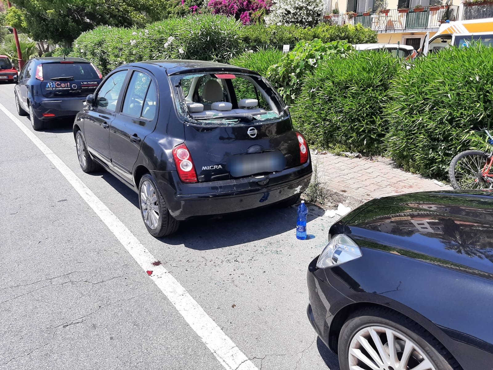 Via Consolare Pompea, ciclista finisce su una Nissan: ferito grave