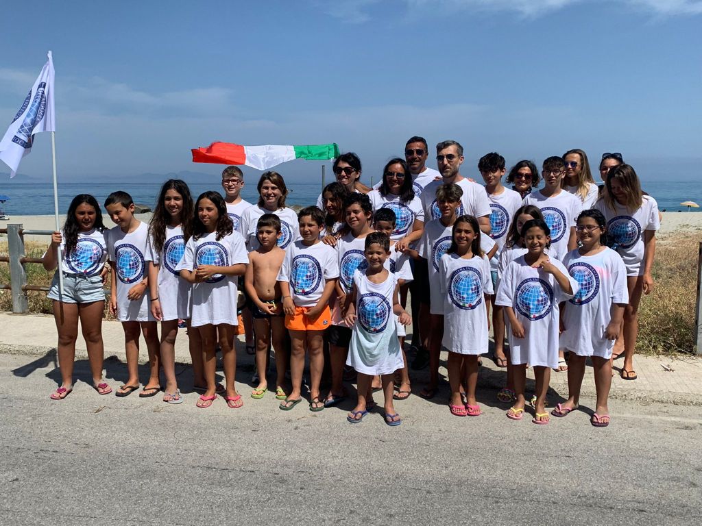 Rodia, squadra di bimbi pulisce la spiaggia