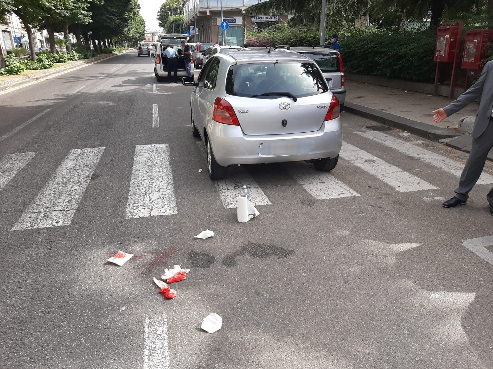 Fa retromarcia e schiaccia un pedone sulle strisce