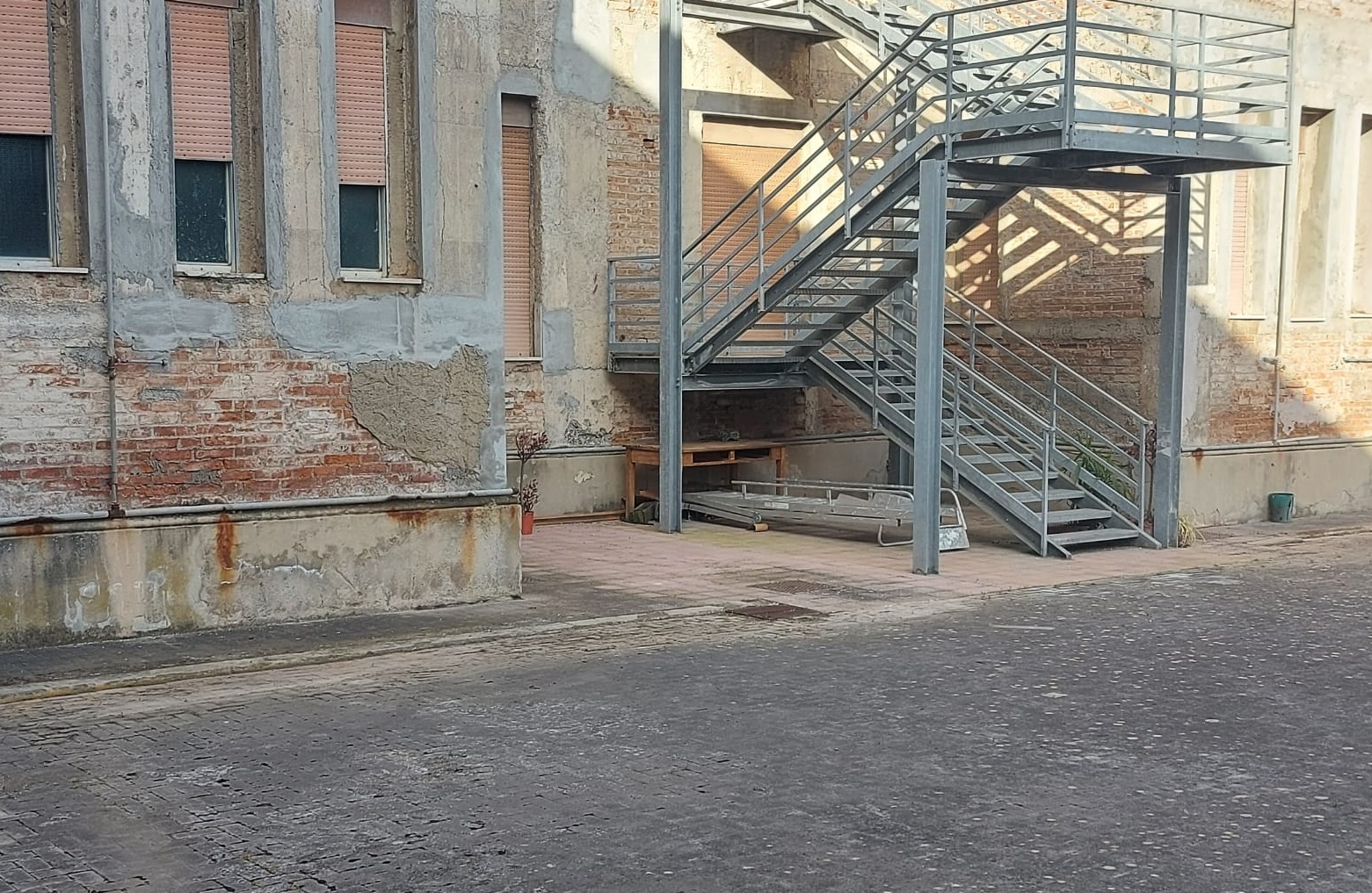 Barresi: “Pericoli e degrado nel cortile della Principe di Piemonte”