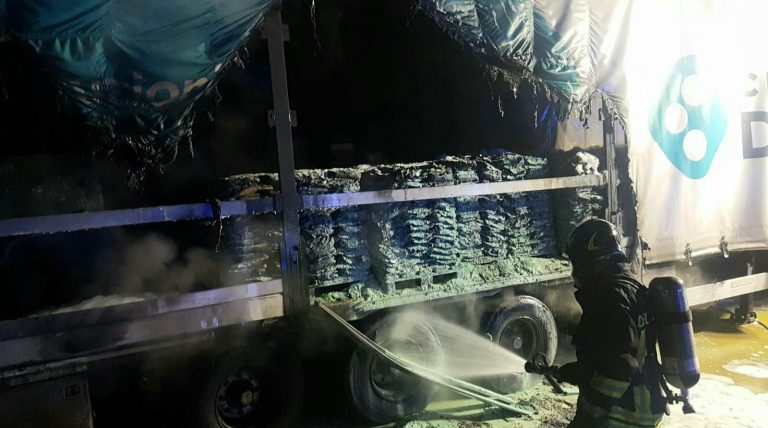 A18, tir che trasportava zolfo prende fuoco