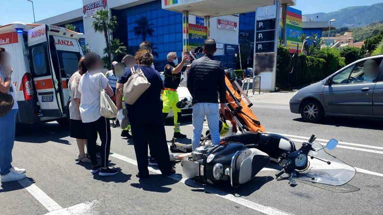 Pistunina: apre sportello dell’auto ed abbatte scooterista
