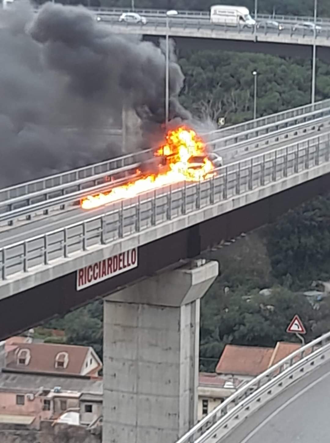 Incendio in tangenziale: lunghe code