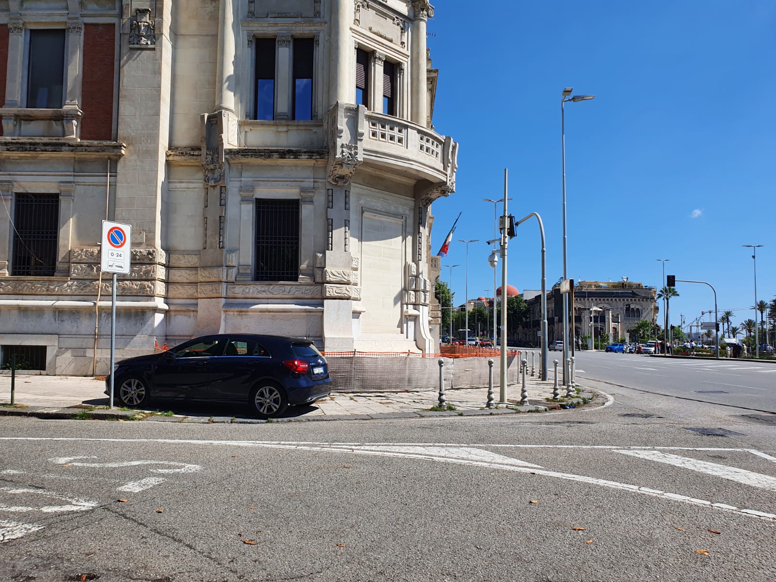 Parcheggia sul marciapiede… della Prefettura