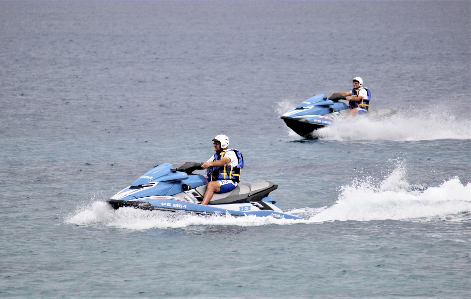 Gommone rischia di finire sugli scogli: in 5 salvati dalla polizia
