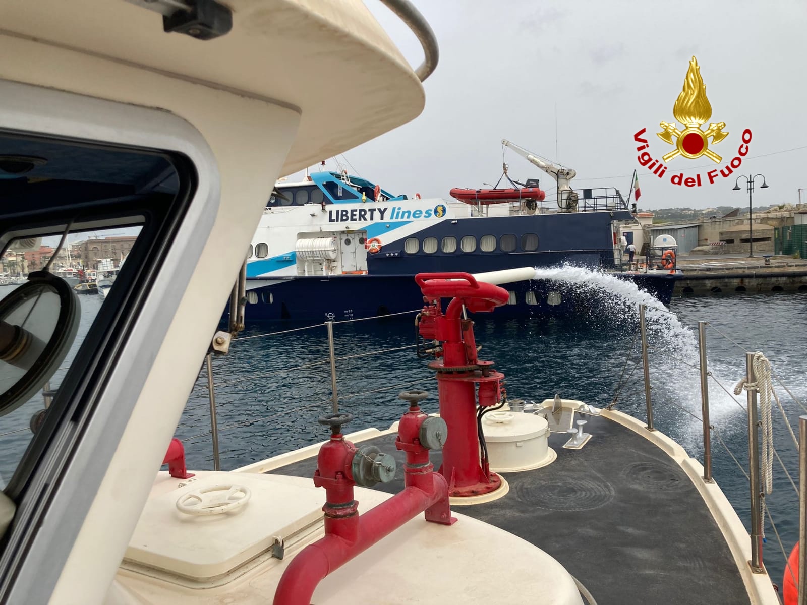 Aliscafo in fiamme a Milazzo, ma è solo un’esercitazione