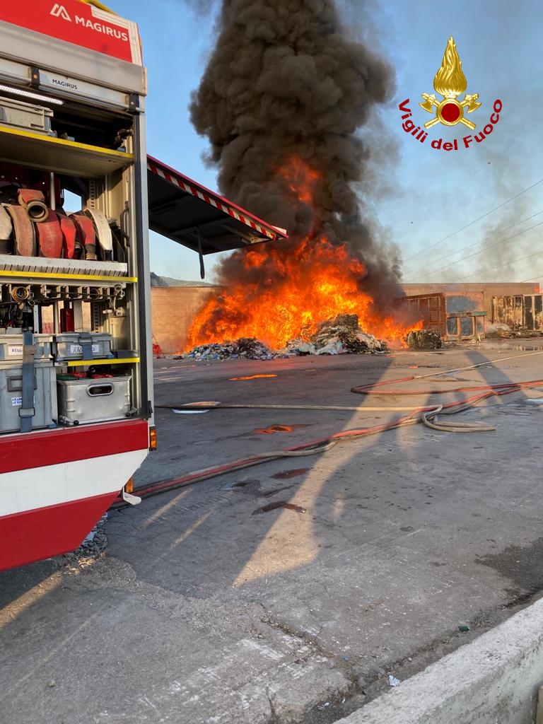 Grosso incendio a Torrenova, discarica avvolta dalle fiamme