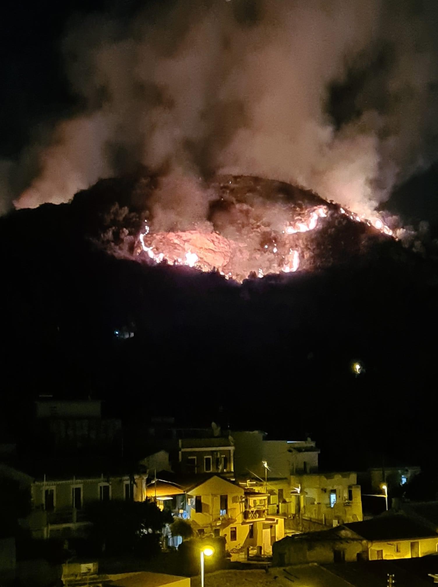 Bruciano le colline di Camaro