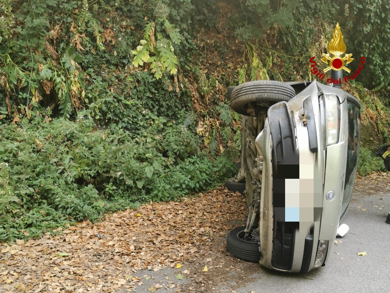 Colpo di sonno alla guida: auto si ribalta