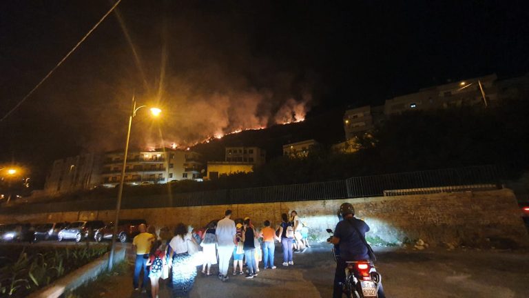 Incendio Camaro, gente in fuga dalle case