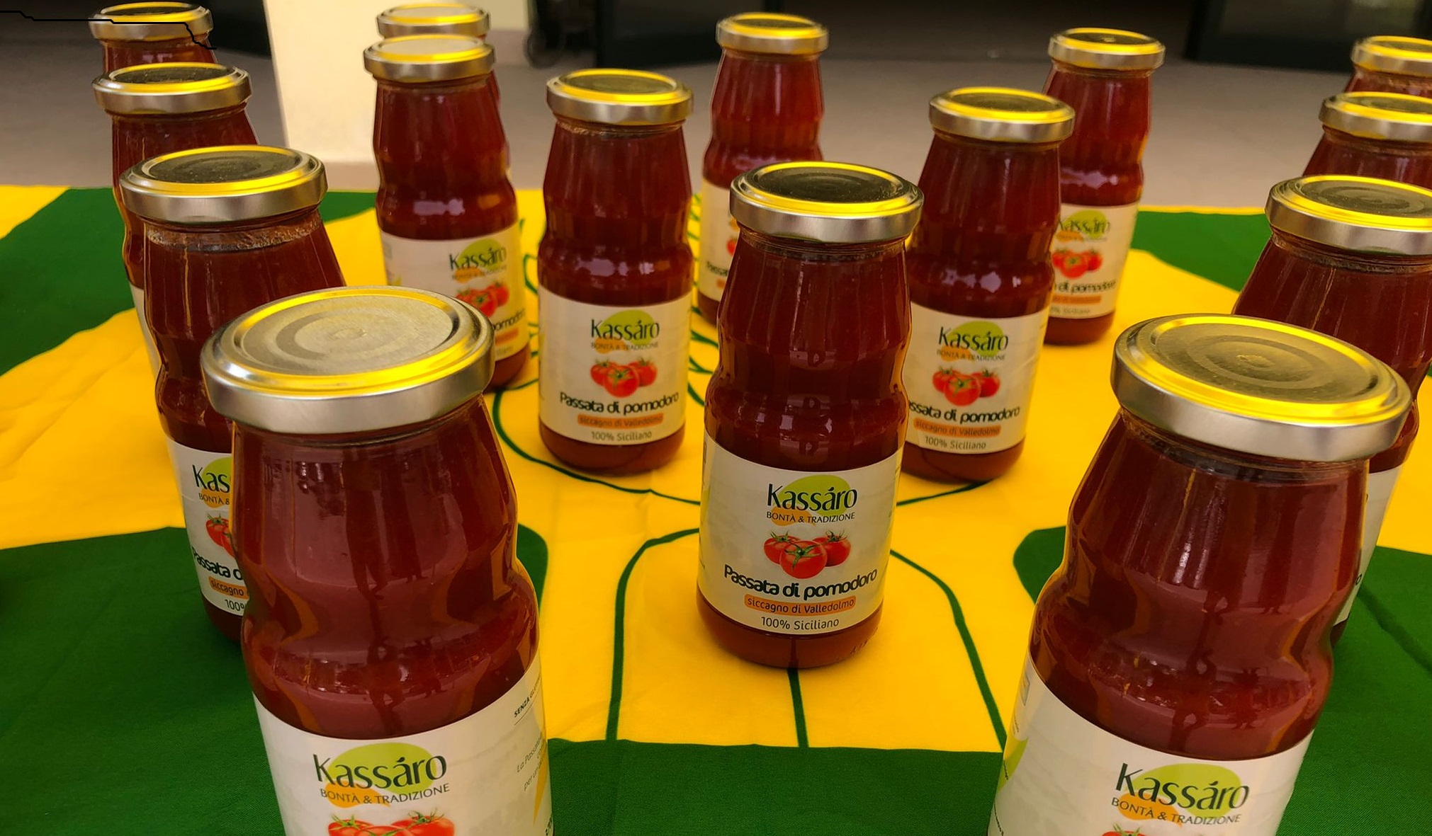 Tortorici, una bottiglia di pomodoro per chi si vaccina