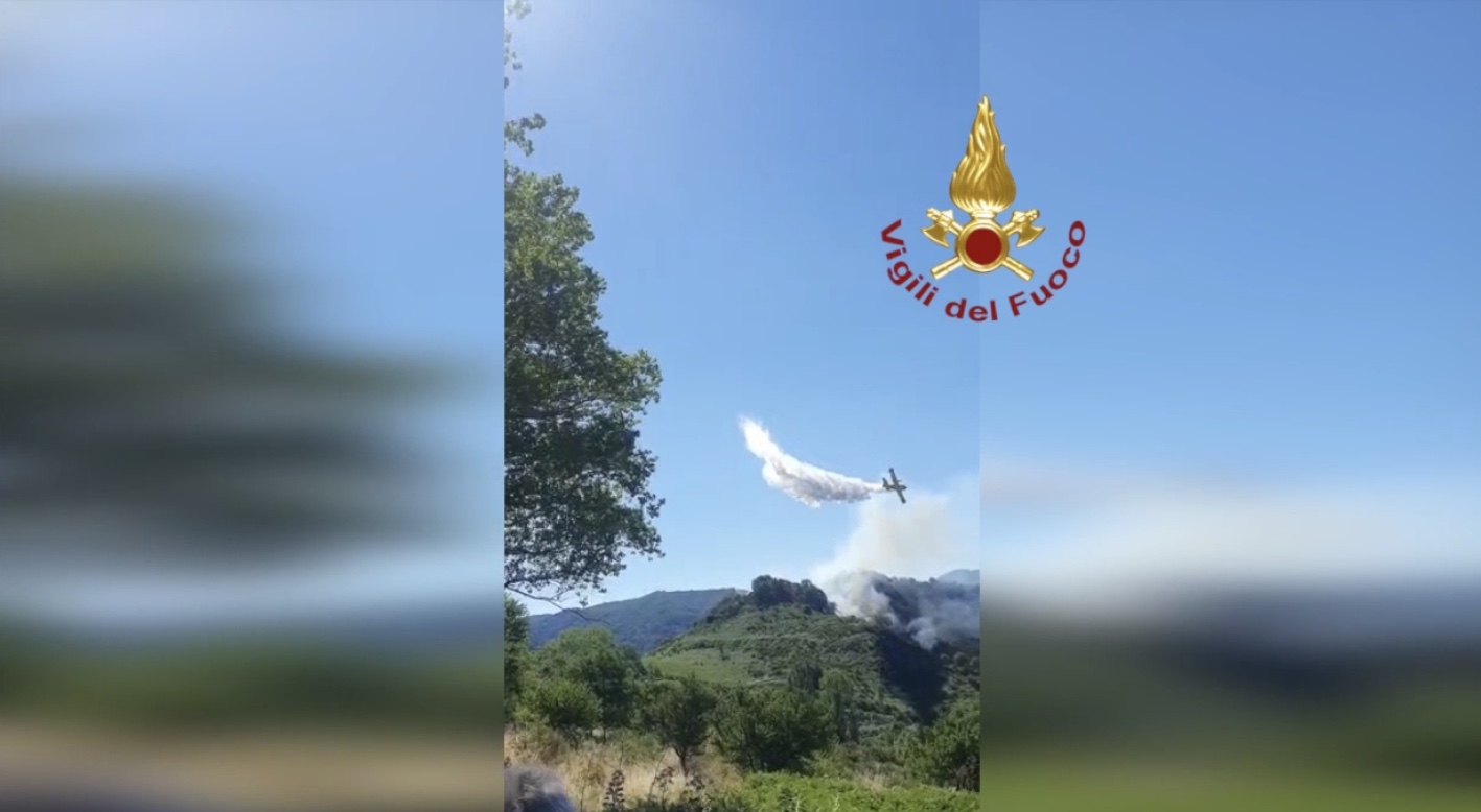 Incendi, canadair in azione sui Peloritani