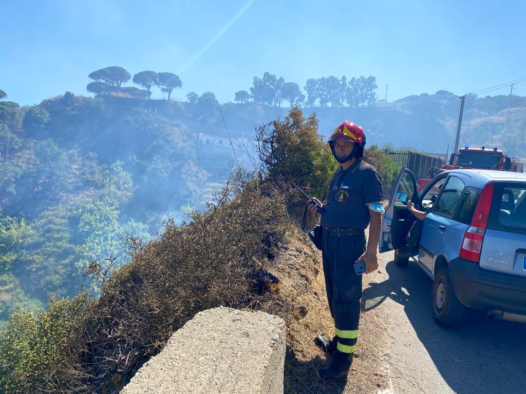 Brucia Messina Sud: fiamme a Santa Margherita Pezzolo e Ponte Schiavo