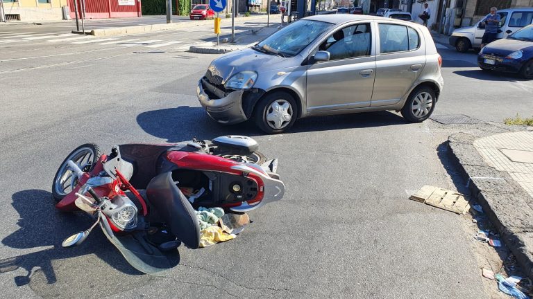 Incidente in via Bonino, scooterista ferito