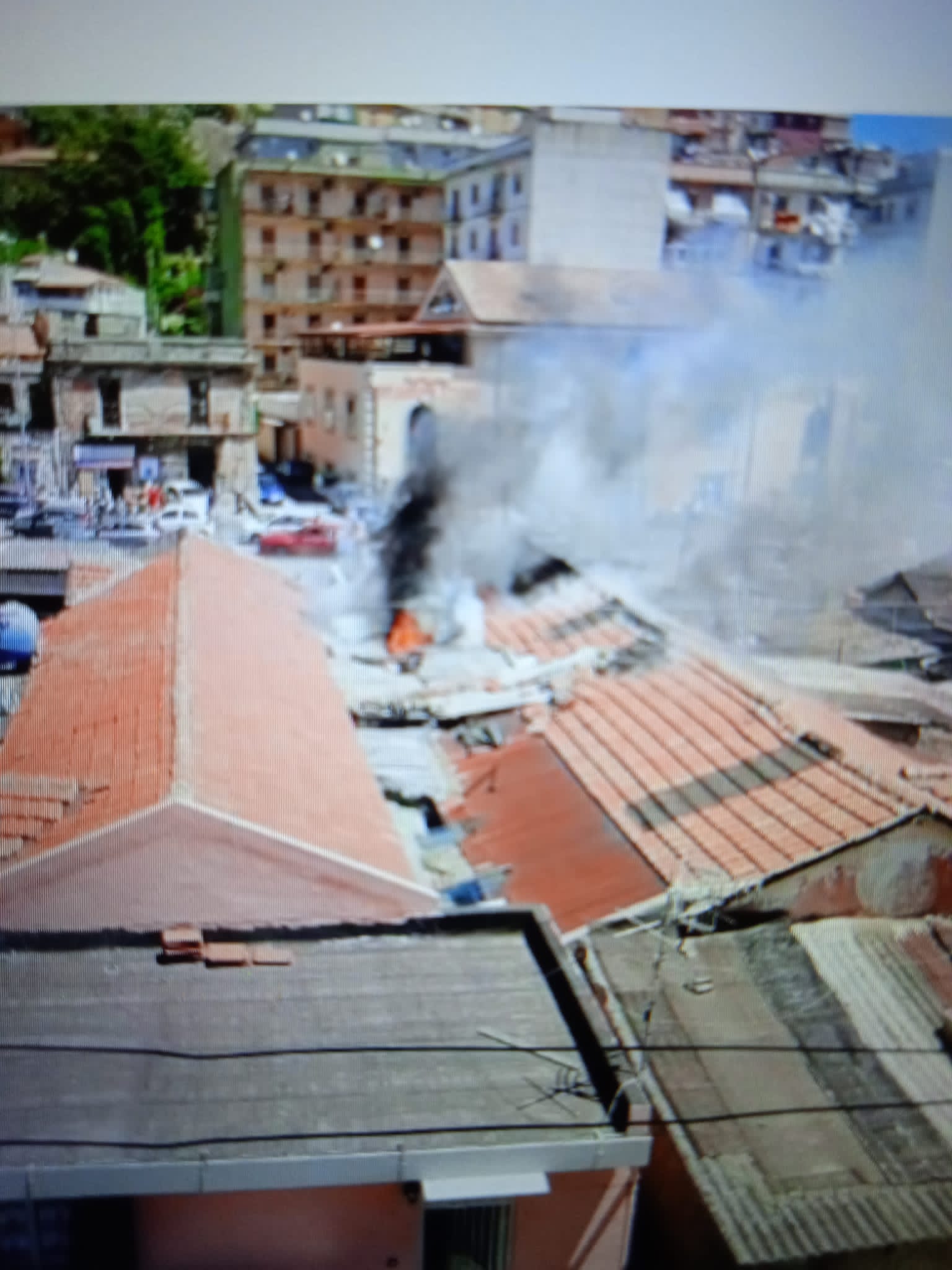 Camaro, continui incendi sotto l’ex ponte ferroviario: abitanti sul piede di guerra