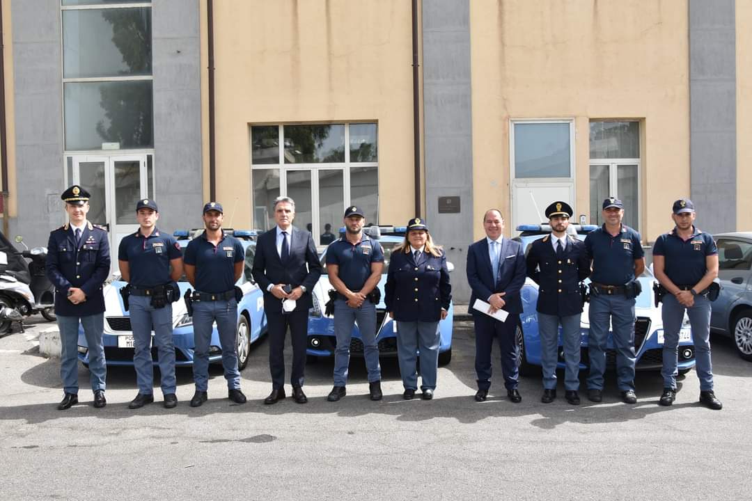 Salvano anziana in bilico sul balcone, premiati poliziotti