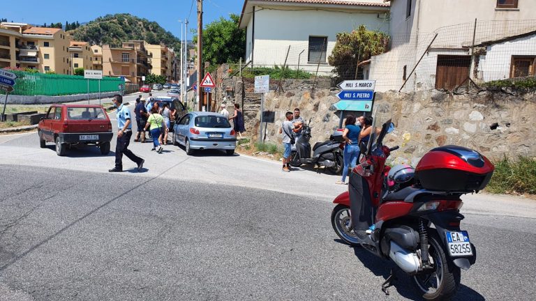 SS 114, scontro tra auto e scooter