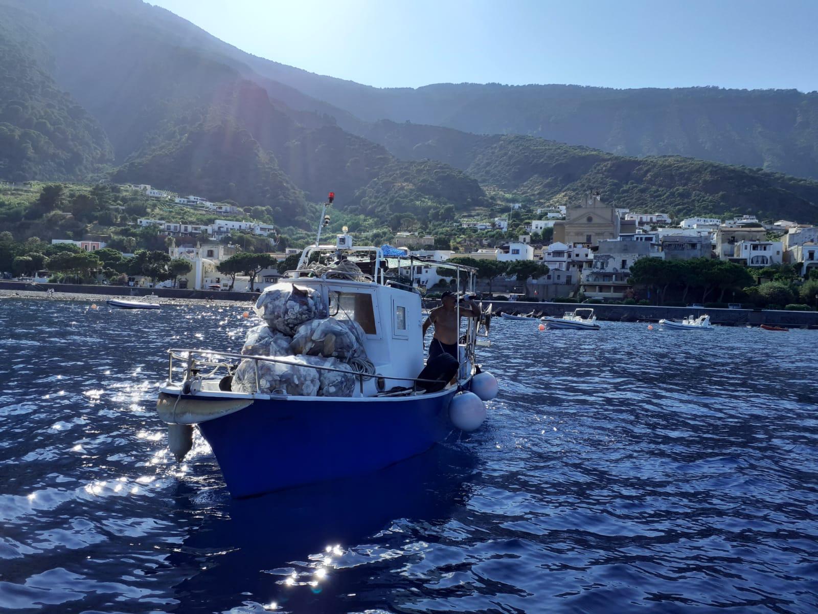 Maxi bonifica alle Eolie, 61 barche “pescano” plastica