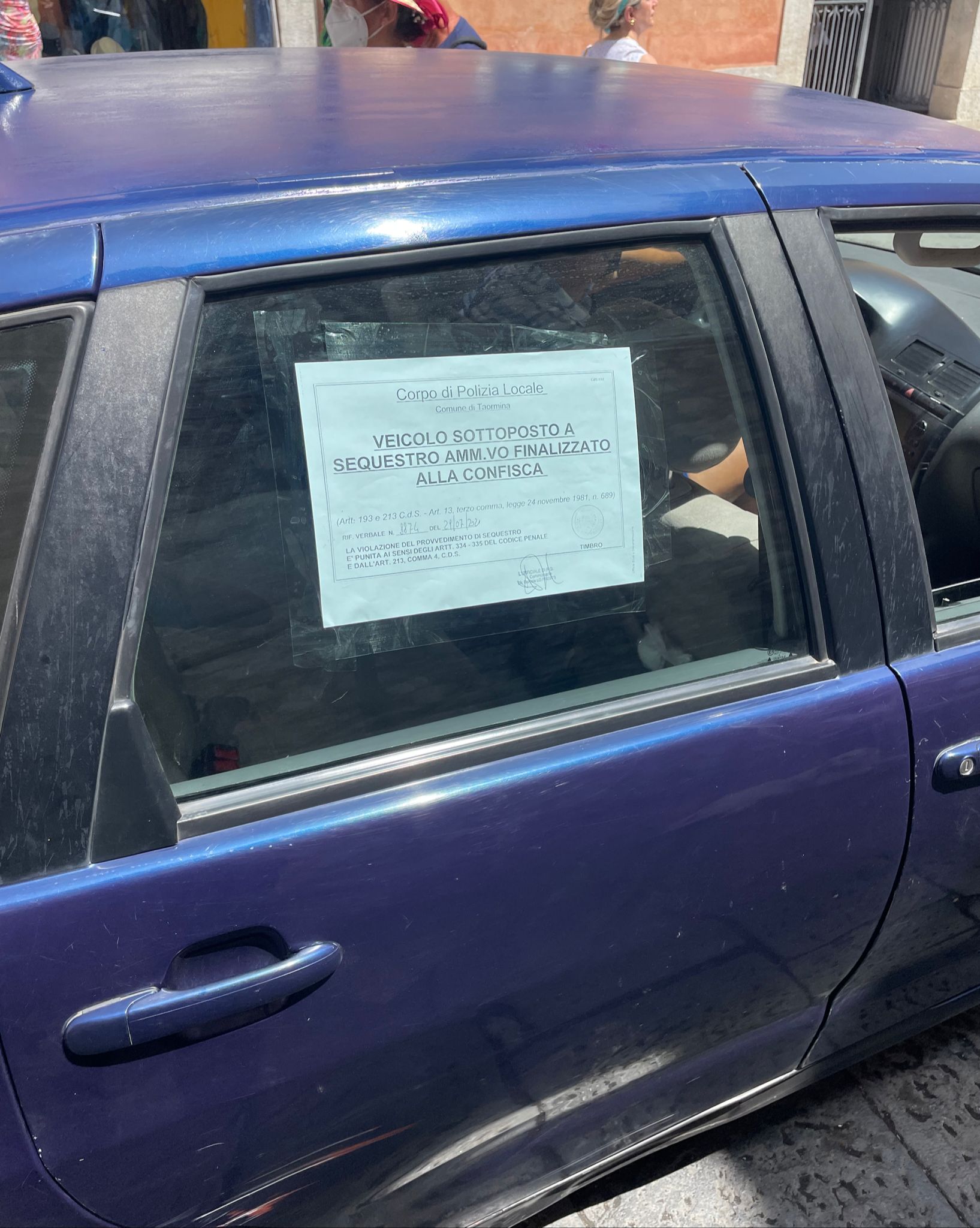 Manovre spericolate al Lumbi, automobilista stangato