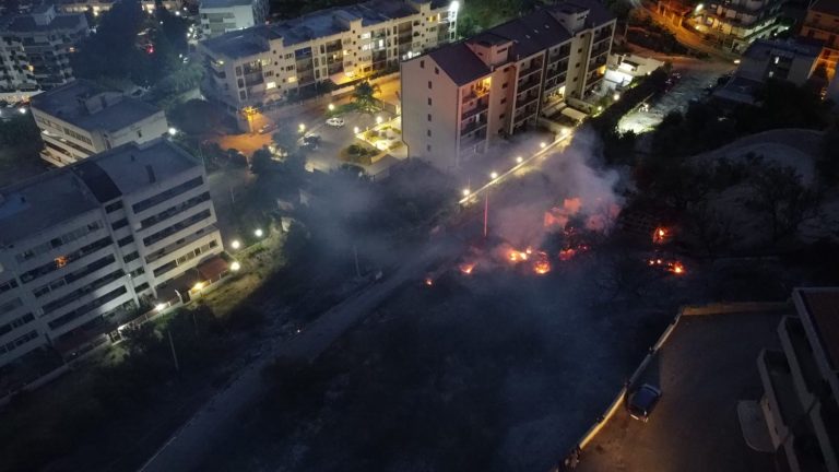 Messina brucia, evacuate abitazioni