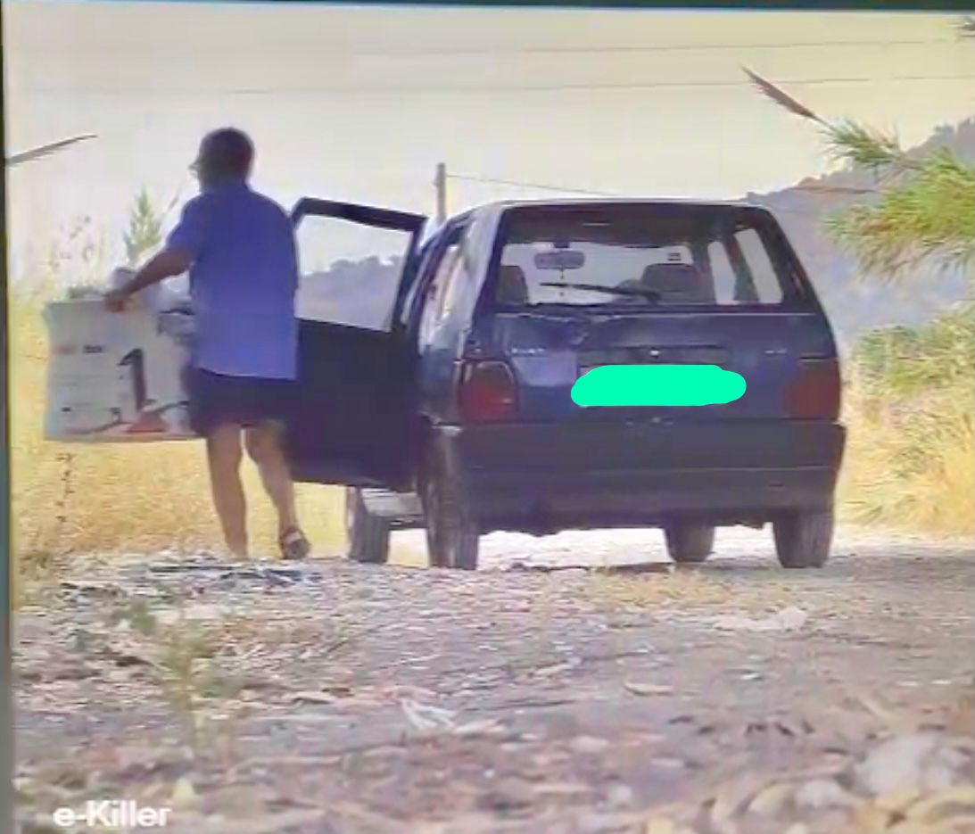 Abbandona i rifiuti e gli dà fuoco: denunciato 70enne