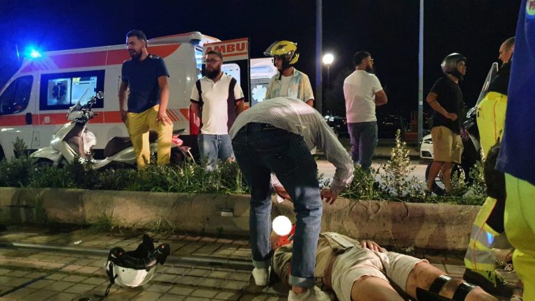 Incidente sul viale della Libertà: scooterista finisce sulla corsia tranviaria